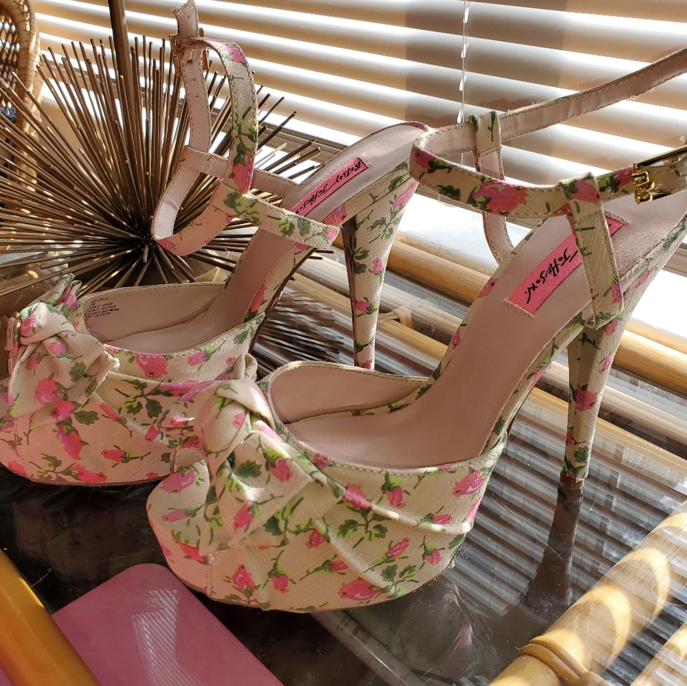 Betsy Johnson Haylie floral print heel sz 10